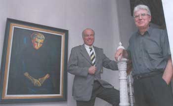 Herbert Remmert und Peter Barth im Treppenhaus der Galerie